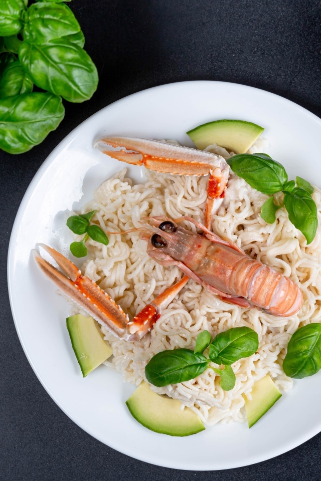 Омар с вермишелью, авокадо и листьями базилика