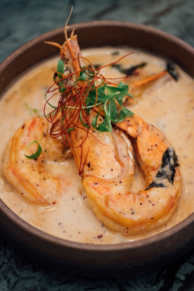 Суп мисо с креветками на столе