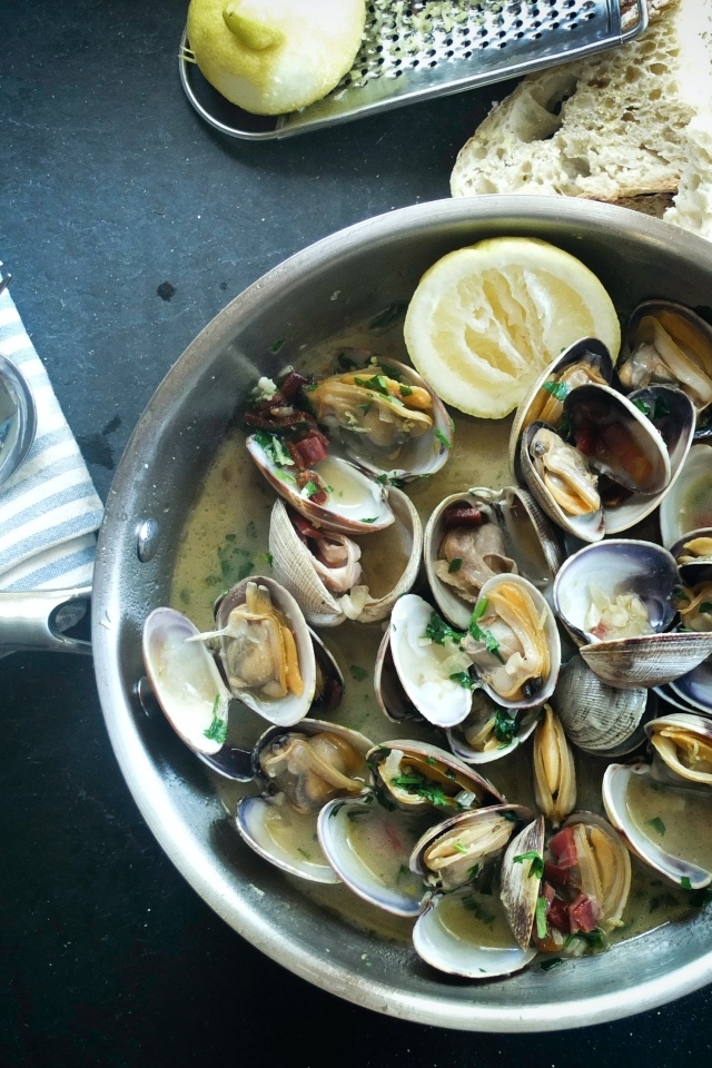 Мидии в соусе с лимоном на столе