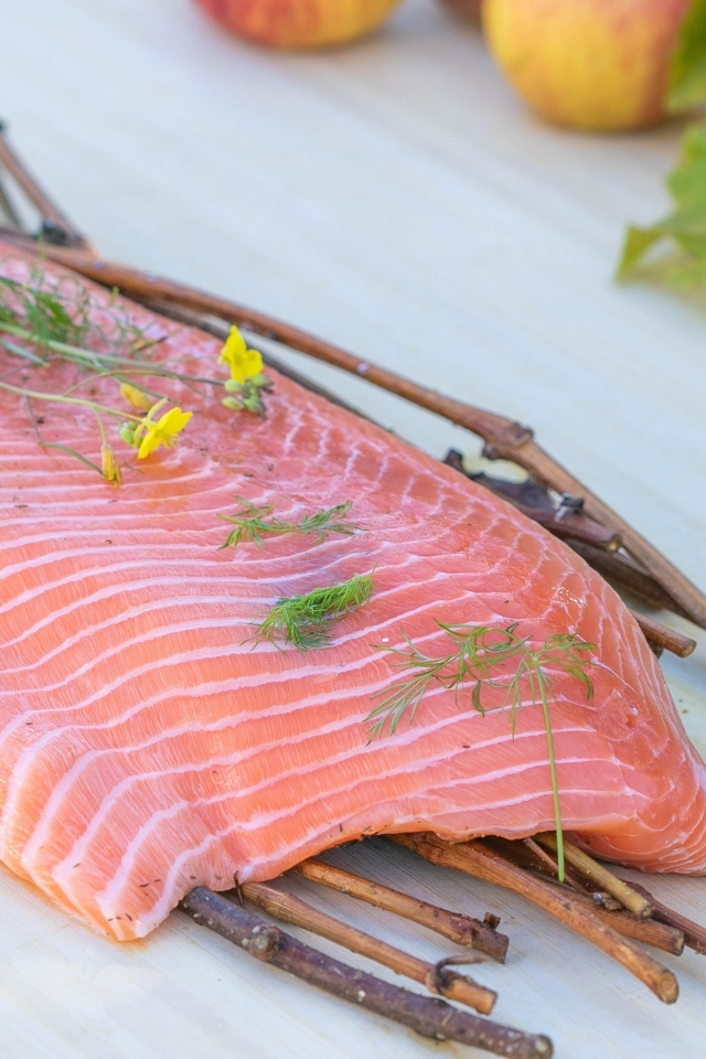 Кусок рыбы с ветками на столе