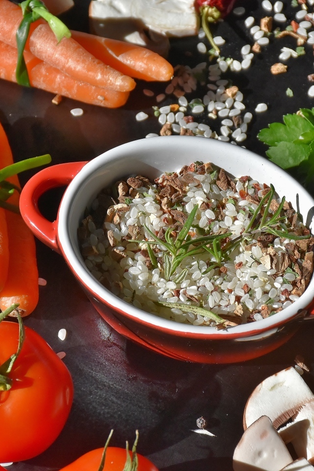 Рис на столе с морковью, помидорами и грибами