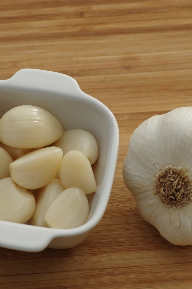 Зубчики чеснока на столе 