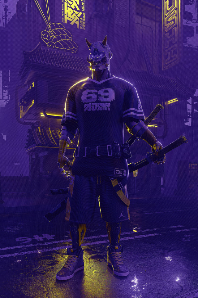 Мужчина в спортивном костюме и маске демона