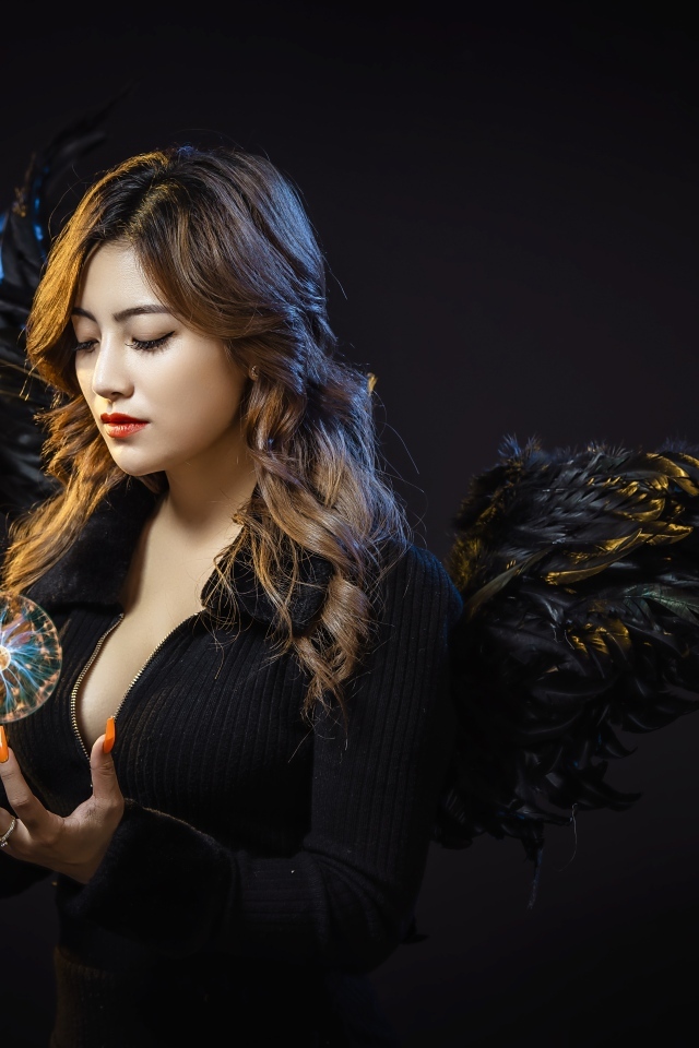 Девушка темный ангел с шаром