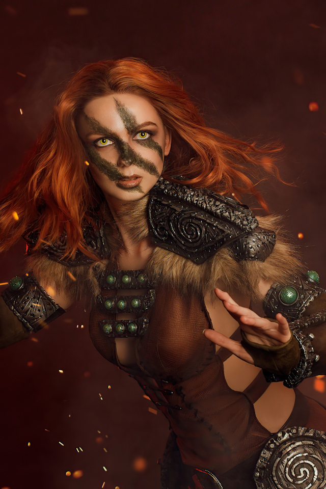 Девушка воин с кинжалом в руке