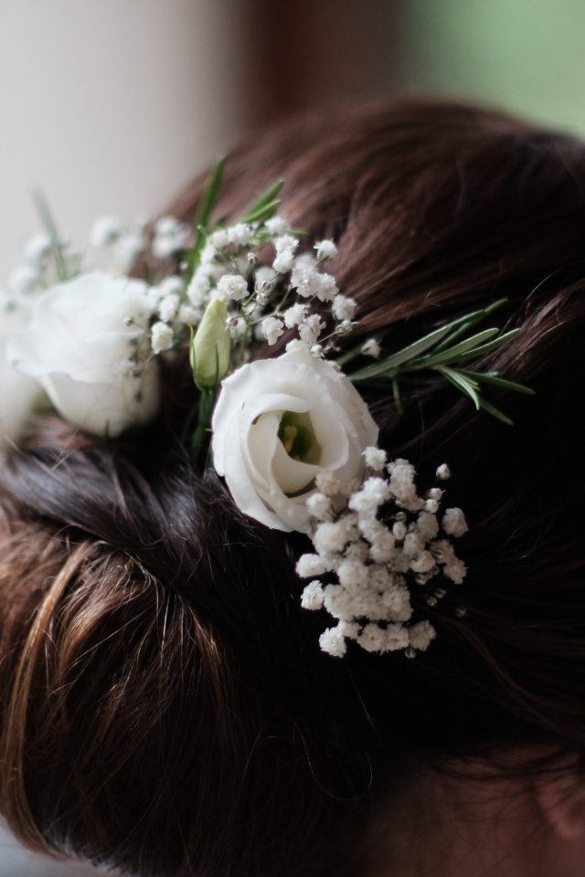 Белые цветы эустомы в свадебной прическе