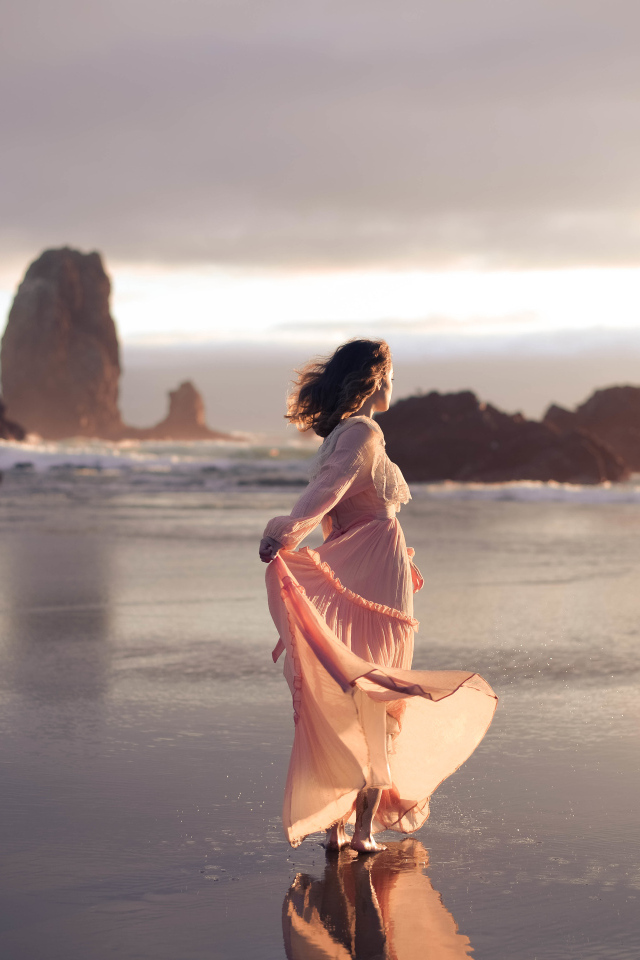 Девушка в длинном платье гуляет по воде