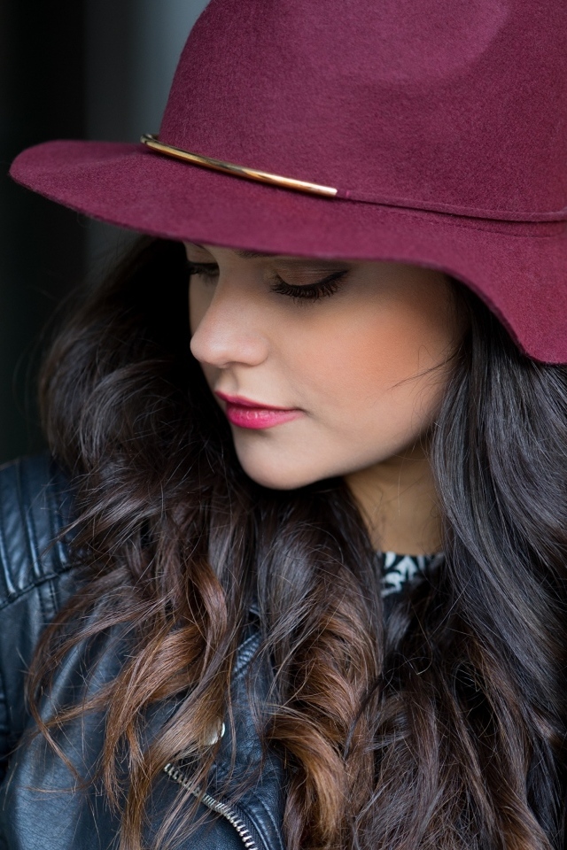 Настоящая девушка в большой бордовой шляпе