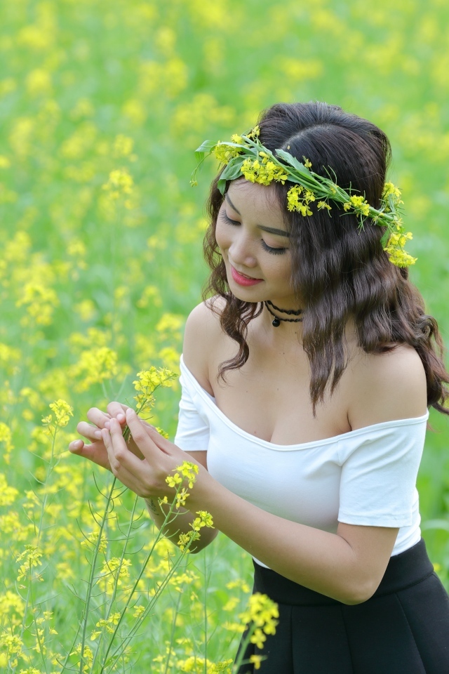 Девушка азиатка на рапсовом поле