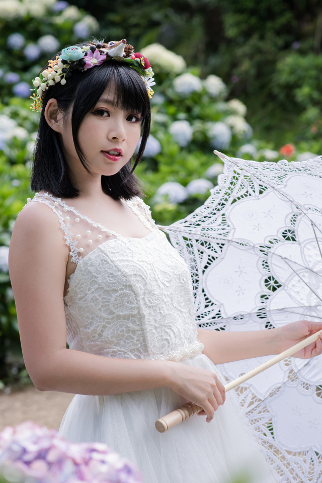 Девушка азиатка в белом платье с зонтом