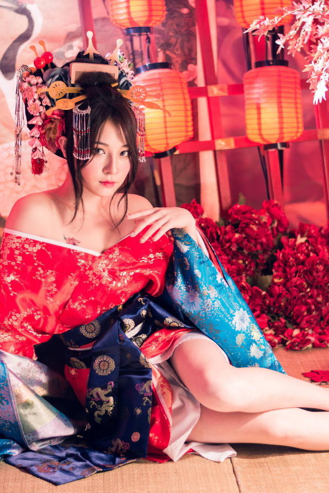 Девушка азиатка в кимоно в комнате