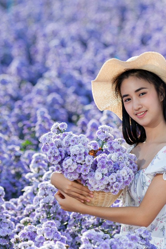 Девушка азиатка на поле с цветами