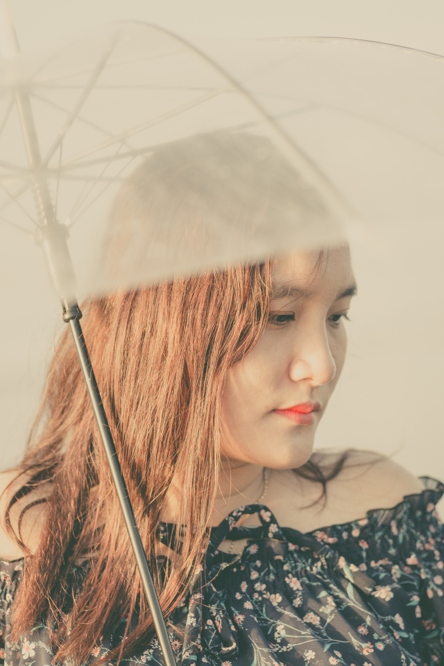Девушка азиатка под прозрачным зонтом