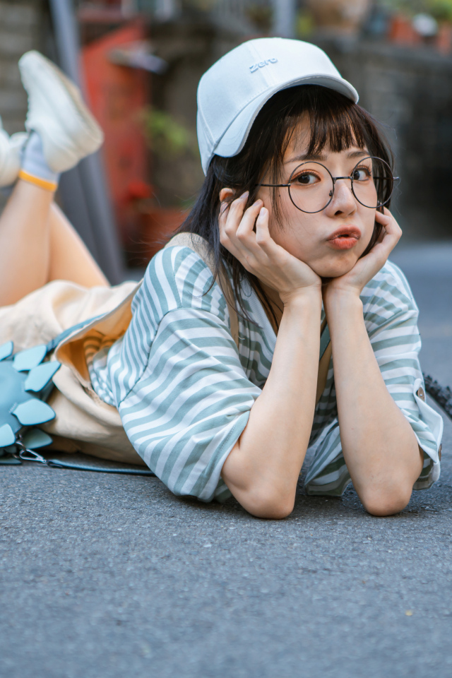 Девушка азиатка с фигуркой годзиллы