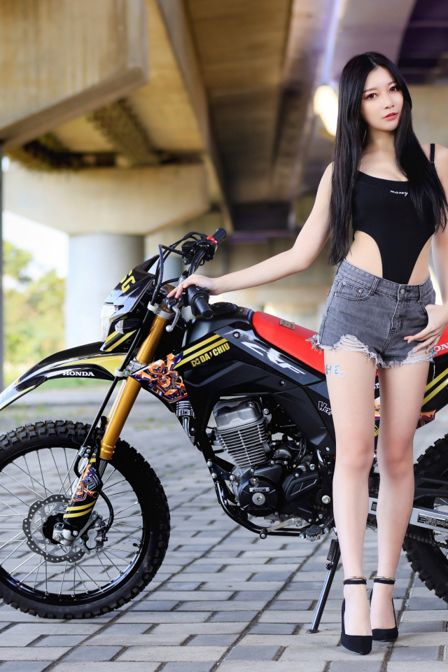 Девушка азиатка с большим мотоциклом