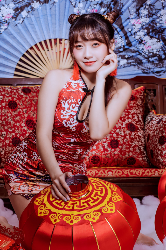 Девушка азиатка с фонариками