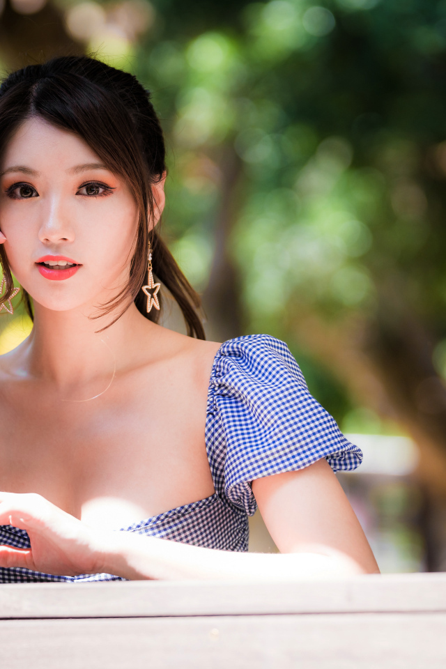 Азиатка в платье с красивыми серьгами