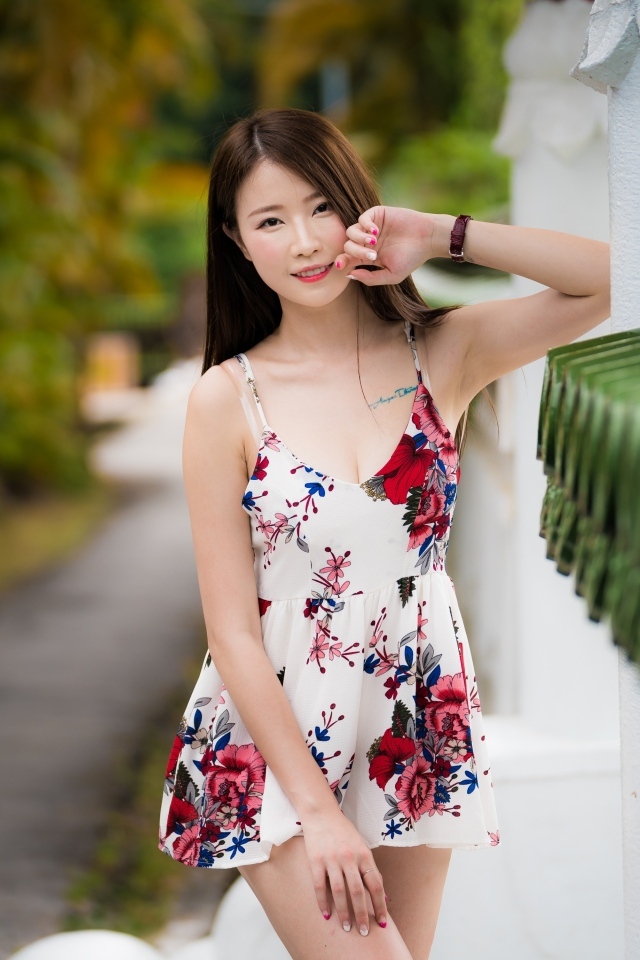 Красивая девушка азиатка в цветастом платье