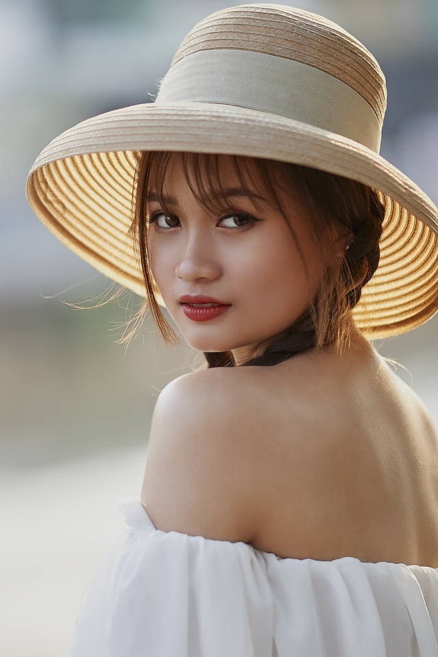 Красивая девушка азиатка в шляпе