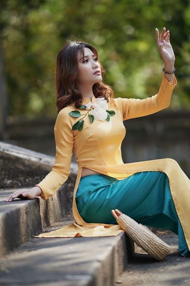 Красивая девушка азиатка сидит на ступеньках