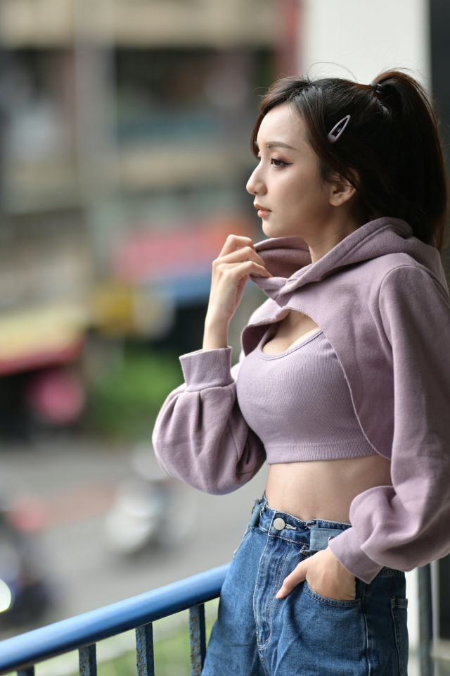 Красивая азиатка с грустным лицом