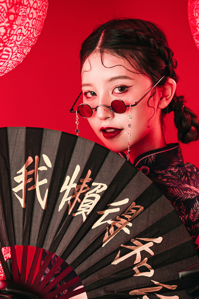 Красивая азиатка с большим черным веером
