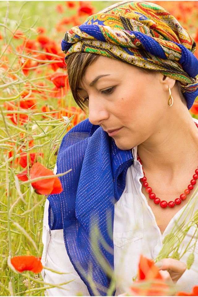 Красивая девушка украинка на поле с красными маками