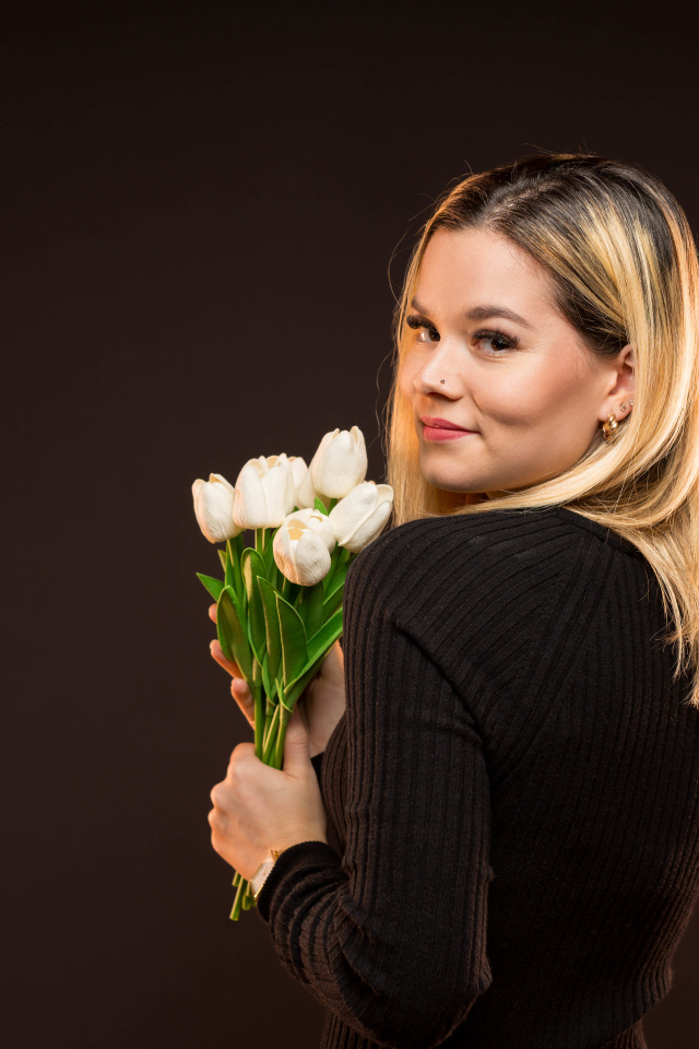 Красивая блондинка с букетом тюльпанов