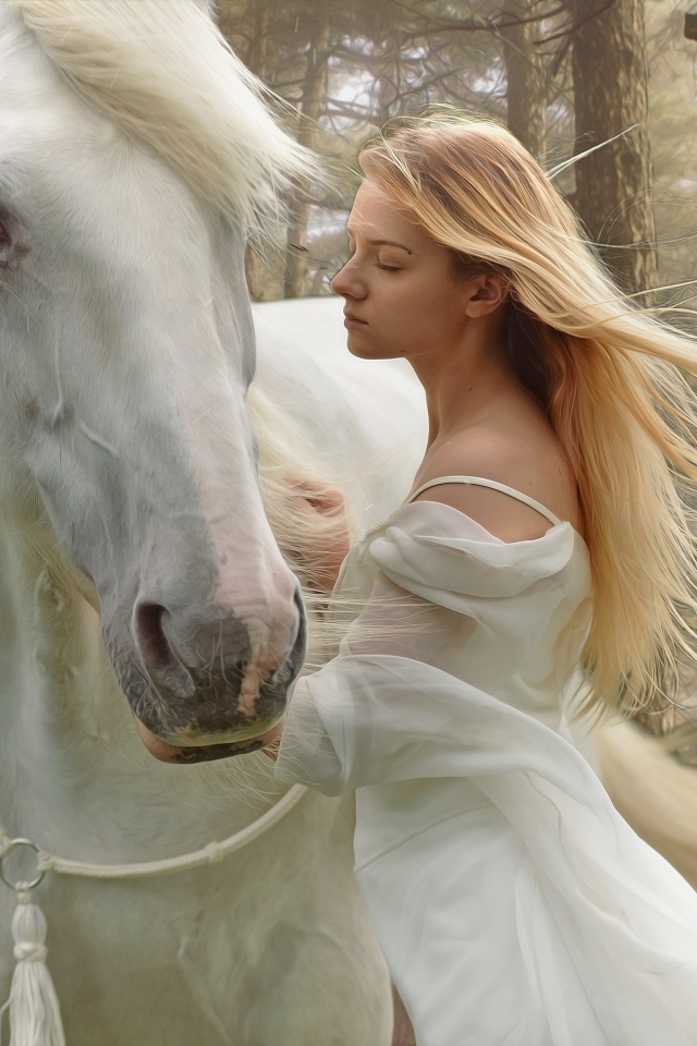 Красивая блондинка с конем в лесу