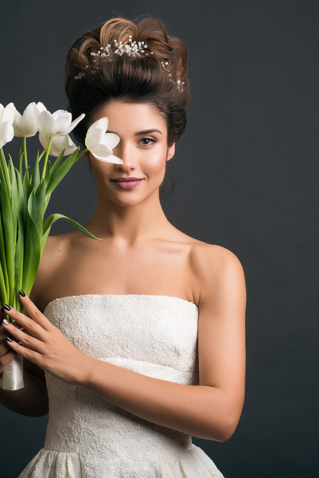 Красивая невеста закрыла глаз букетом тюльпанов