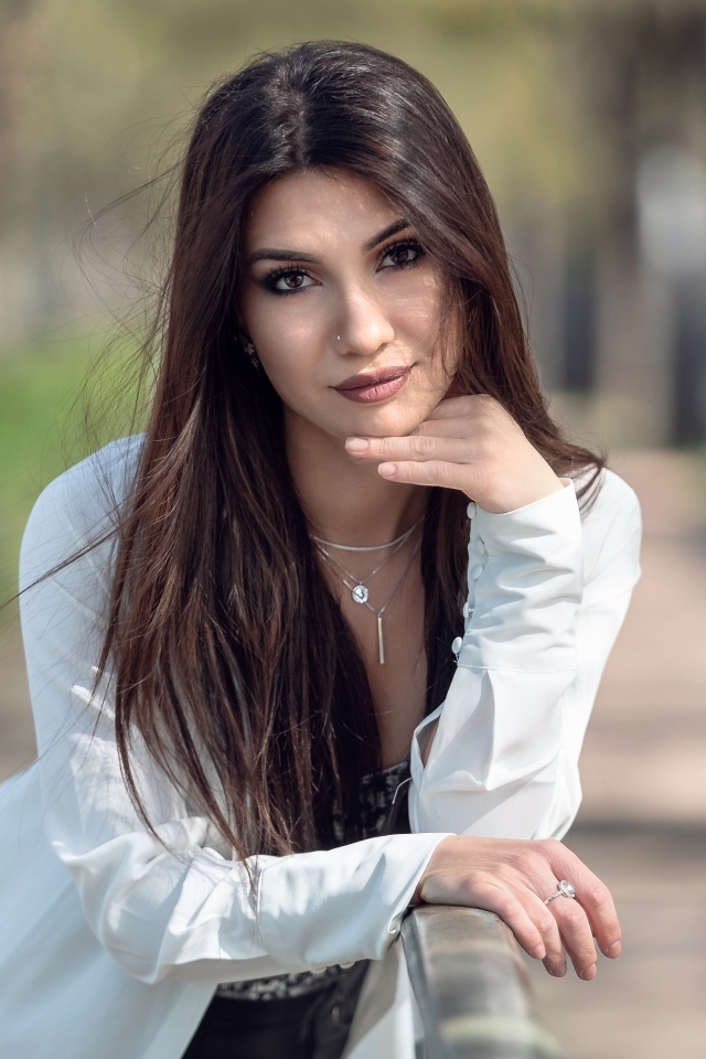 Красивая кареглазая брюнетка в белой рубашке