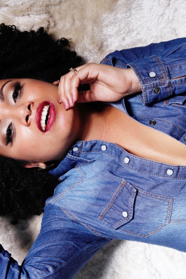 Красивая темнокожая девушка в джинсовой куртке