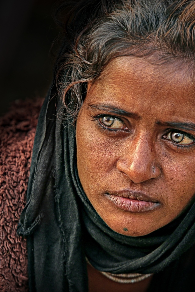 Красивые глаза темнокожей женщины