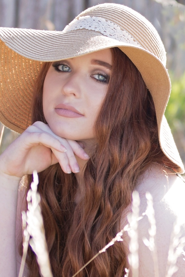 Красивая девушка в большой шляпе 