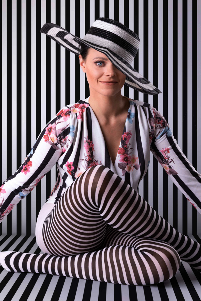 Красивая девушка в полосатом костюме