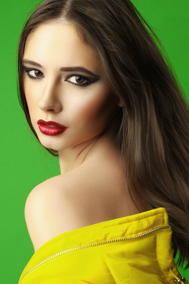 Красивая девушка на зеленом фоне