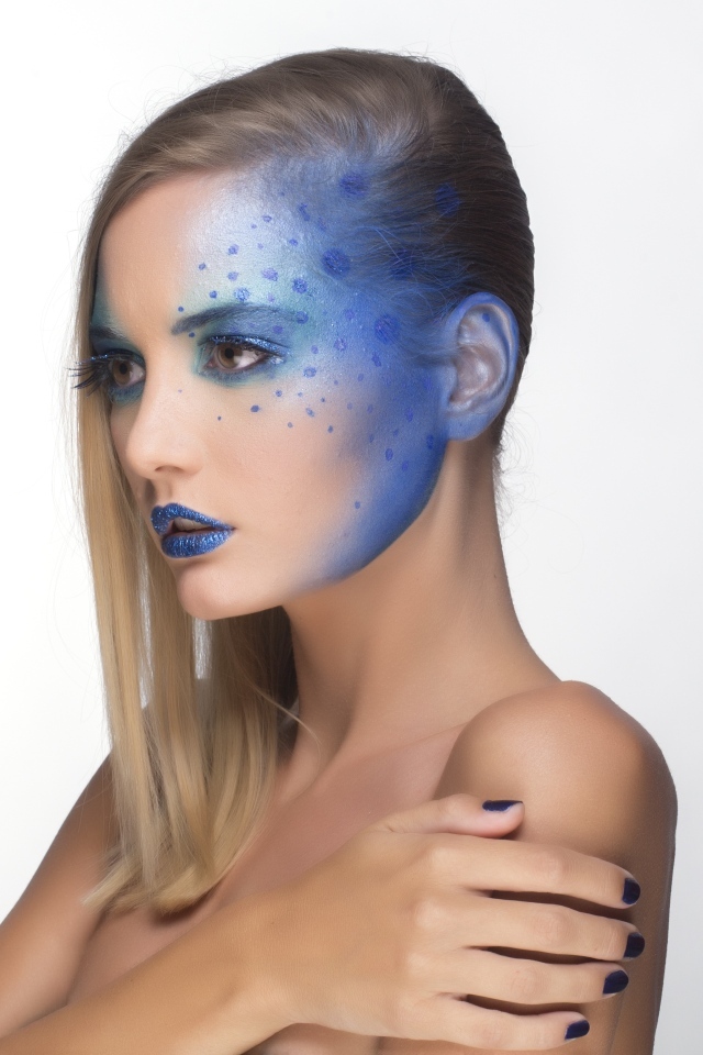 Красивая девушка с синим рисунком на лице