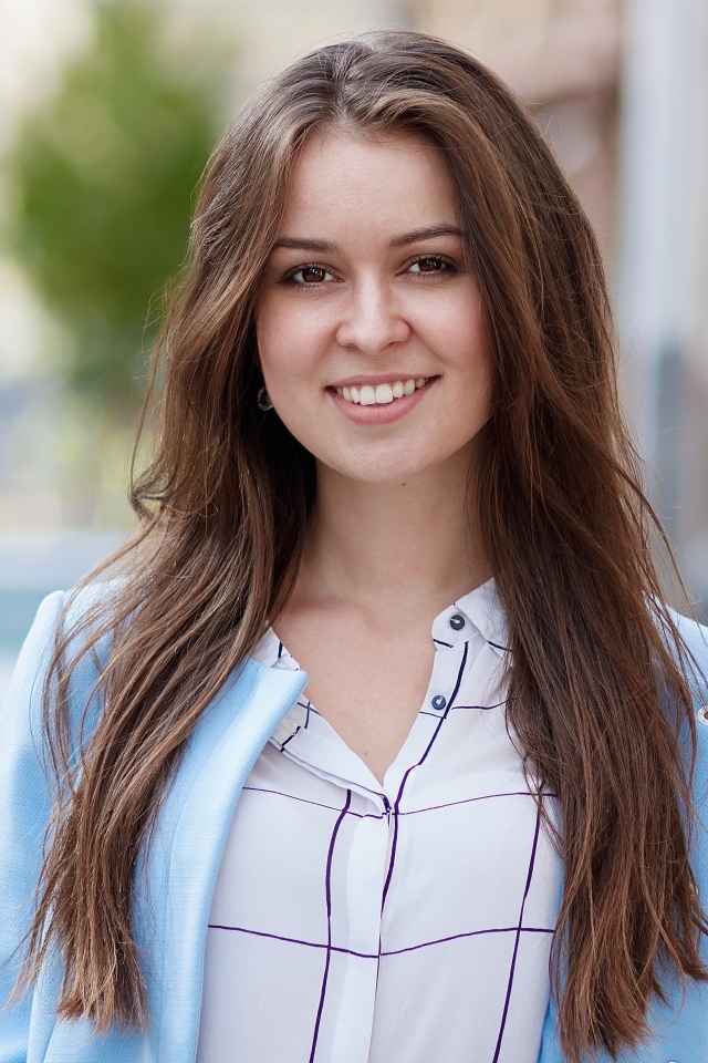 Красивая девушка с очаровательной улыбкой