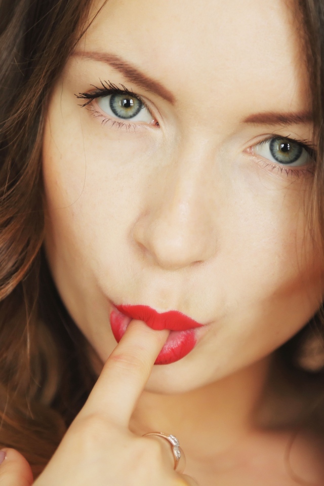 Красивая девушка с пальцем во рту