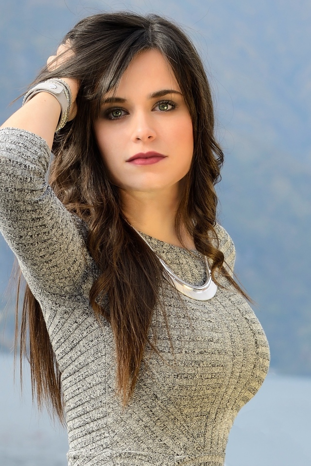 Красивая девушка с рукой в волосах