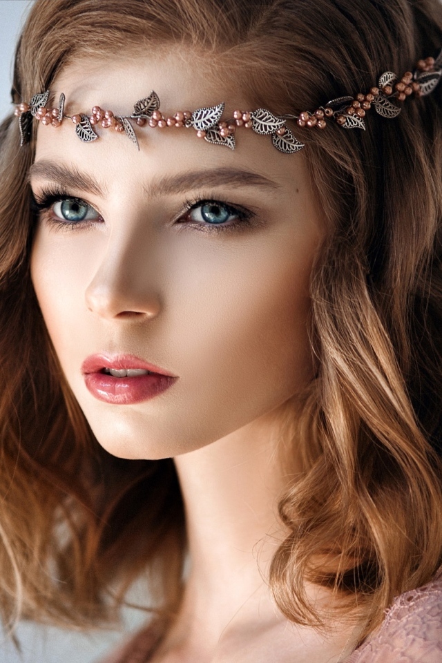 Красивая девушка с украшением на голове