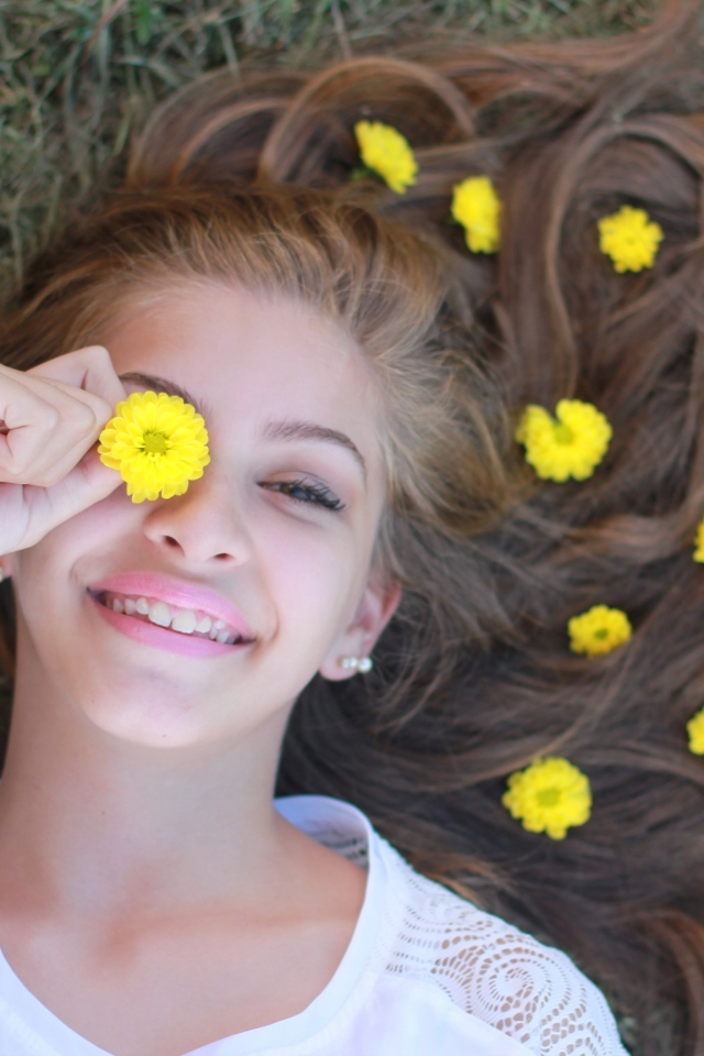 Красивая девушка с желтыми цветами в волосах