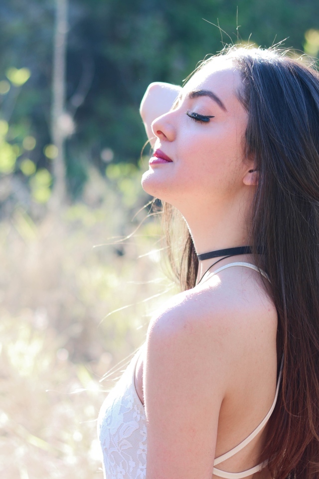 Красивая длинноволосая девушка на природе