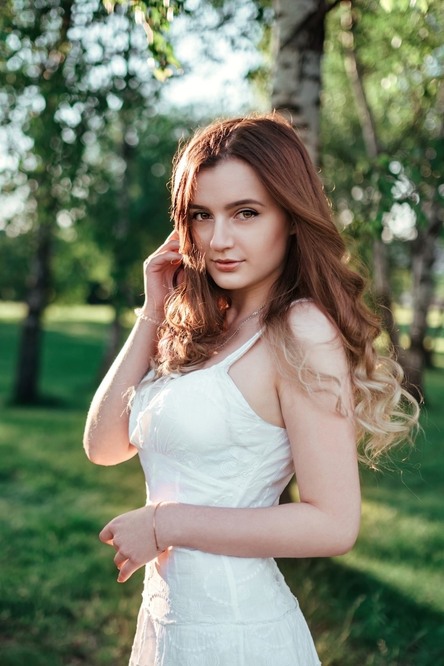 Красивая длинноволосая девушка в парке