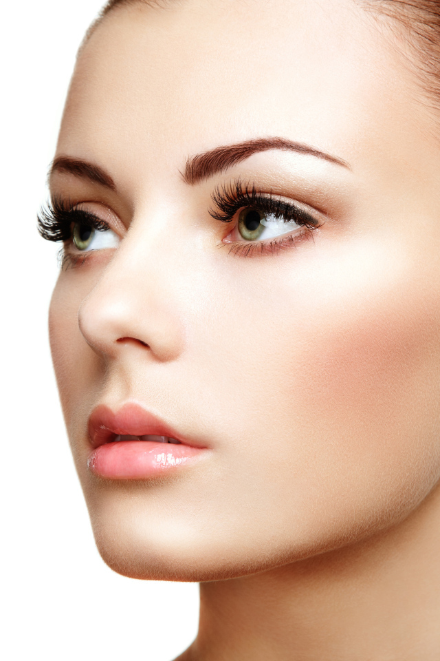 Красивое гладкое лицо молодой девушки 