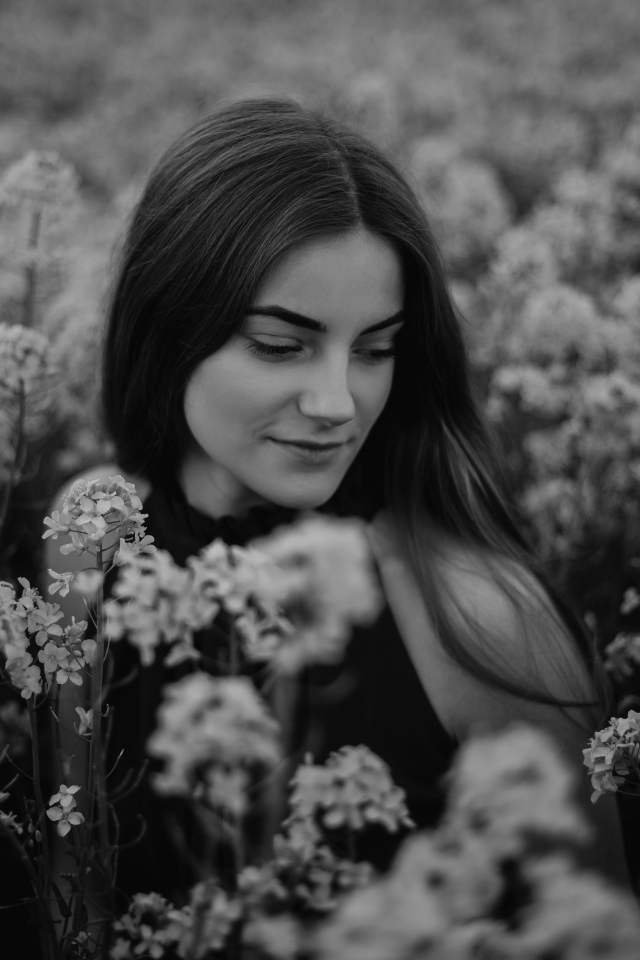 Черно-белое фото девушки в цветах