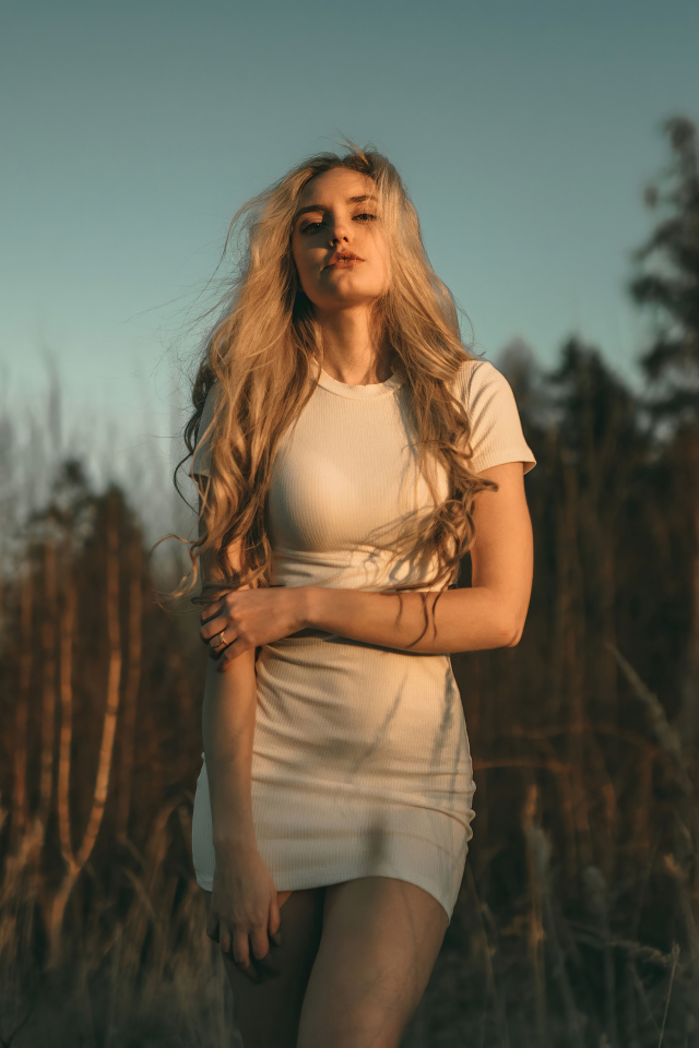 Блондинка в белом платье в лесу