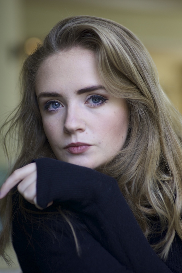 Голубоглазая девушка в черном свитере