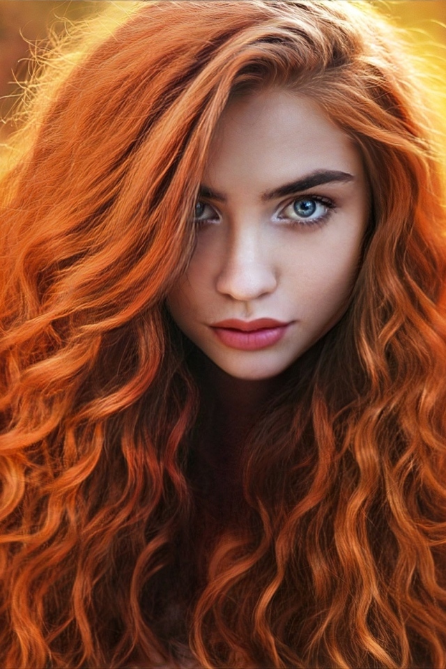 Ярка девушка с длинными рыжими волосами