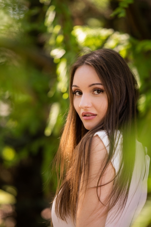 Кареглазая девушка брюнетка в зарослях